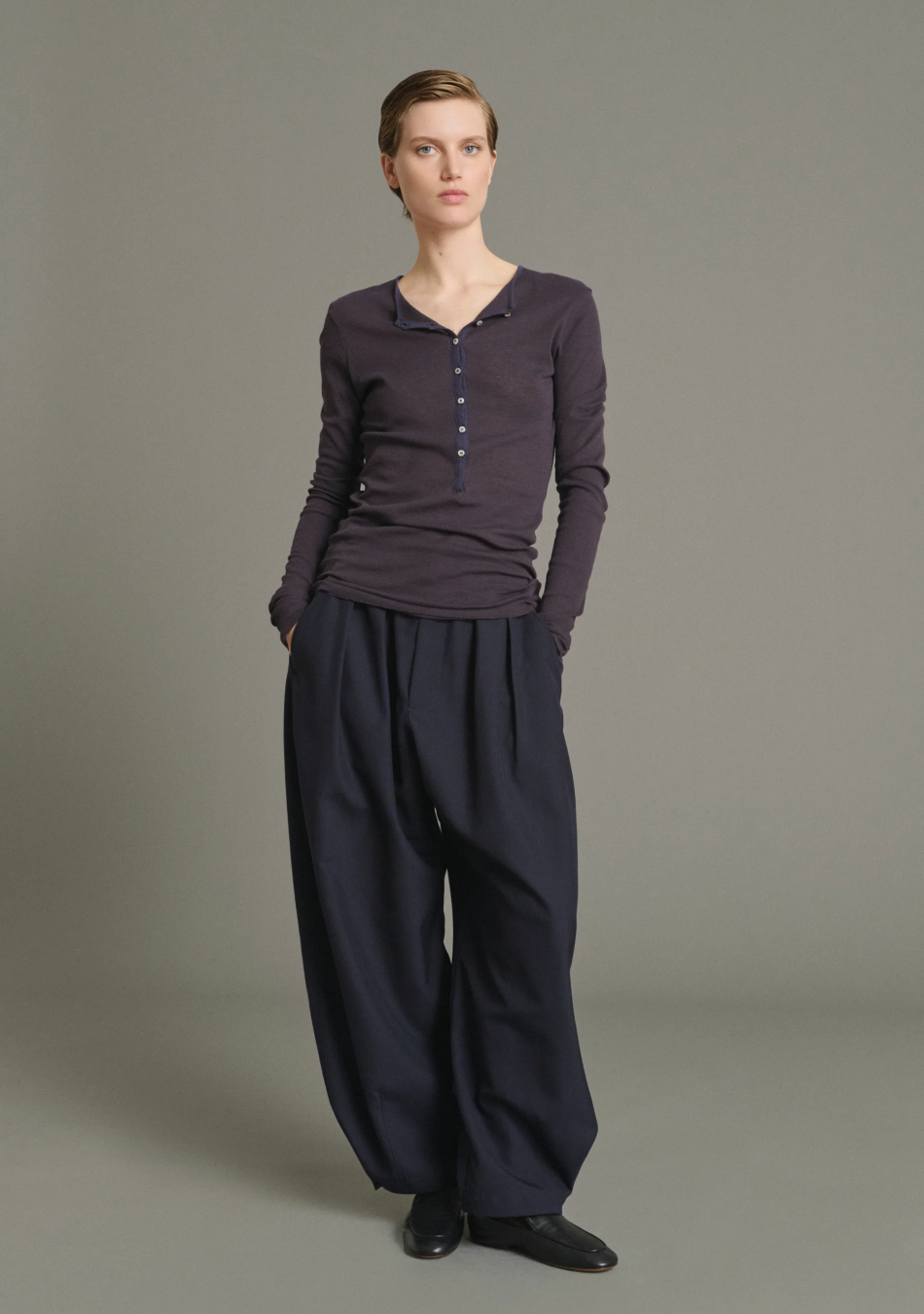 SOEUR es una marca francesa de moda femenina que combina elegancia, sencillez y un estilo contemporáneo