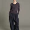 SOEUR es una marca francesa de moda femenina que combina elegancia, sencillez y un estilo contemporáneo
