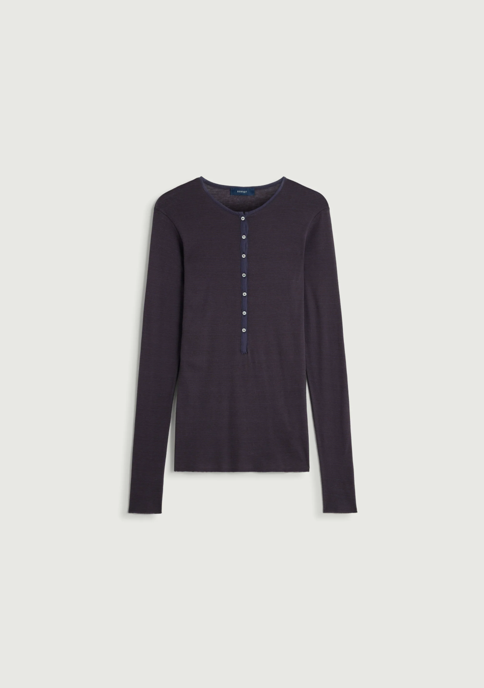 SOEUR es una marca francesa de moda femenina que combina elegancia, sencillez y un estilo contemporáneo