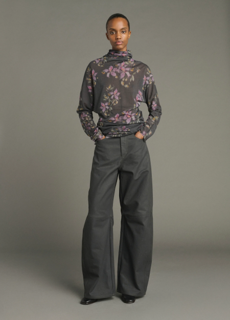SOEUR es una marca francesa de moda femenina que combina elegancia, sencillez y un estilo contemporáneo