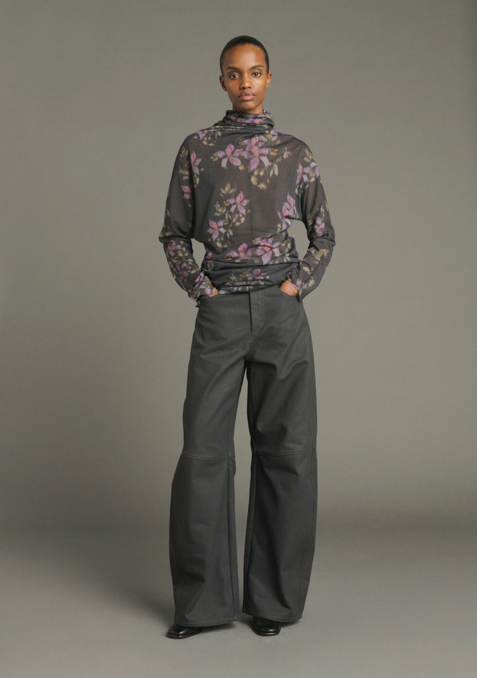 SOEUR es una marca francesa de moda femenina que combina elegancia, sencillez y un estilo contemporáneo