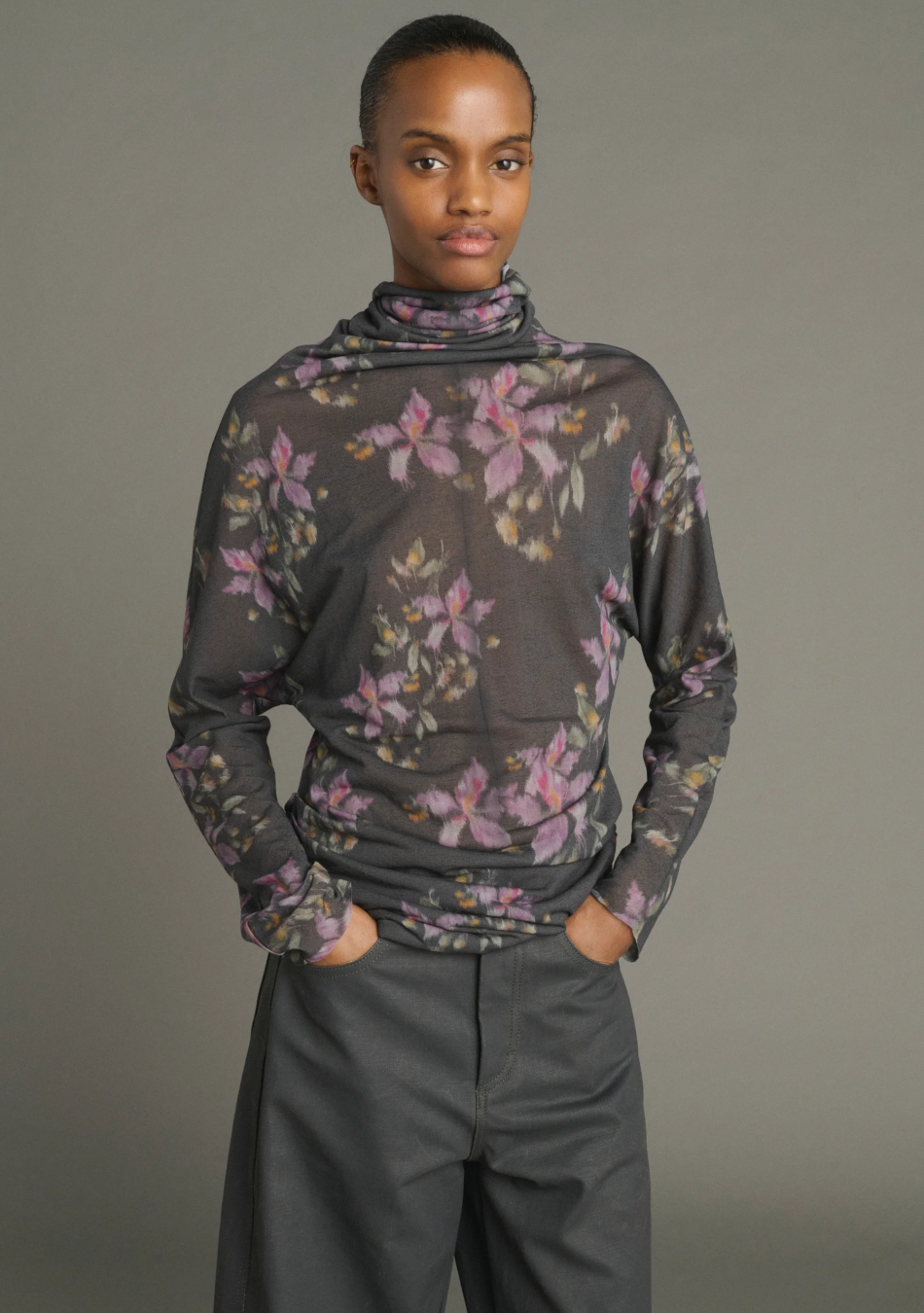 SOEUR es una marca francesa de moda femenina que combina elegancia, sencillez y un estilo contemporáneo