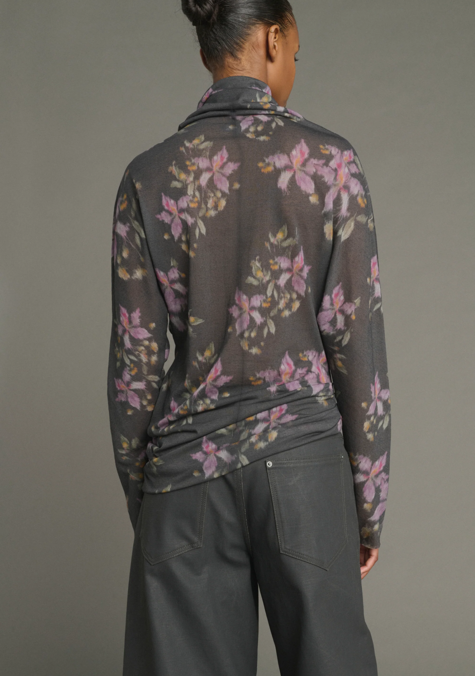 SOEUR es una marca francesa de moda femenina que combina elegancia, sencillez y un estilo contemporáneo
