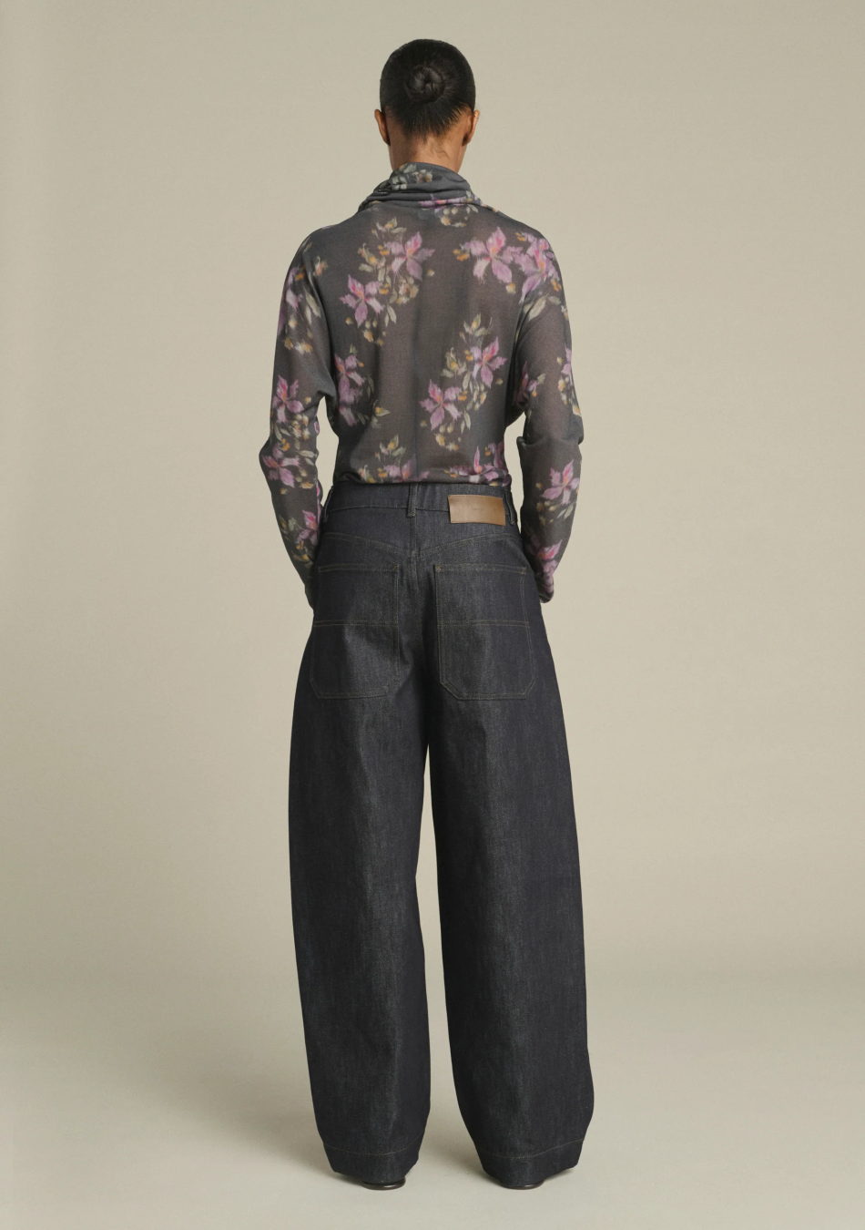 SOEUR es una marca francesa de moda femenina que combina elegancia, sencillez y un estilo contemporáneo