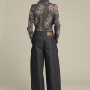 SOEUR es una marca francesa de moda femenina que combina elegancia, sencillez y un estilo contemporáneo