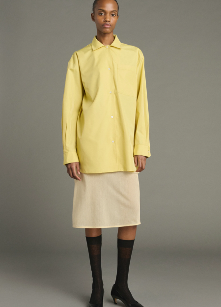 SOEUR es una marca francesa de moda femenina que combina elegancia, sencillez y un estilo contemporáneo