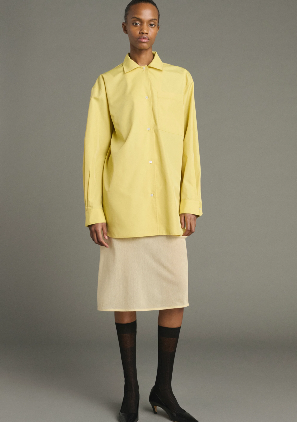 SOEUR es una marca francesa de moda femenina que combina elegancia, sencillez y un estilo contemporáneo