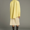 SOEUR es una marca francesa de moda femenina que combina elegancia, sencillez y un estilo contemporáneo