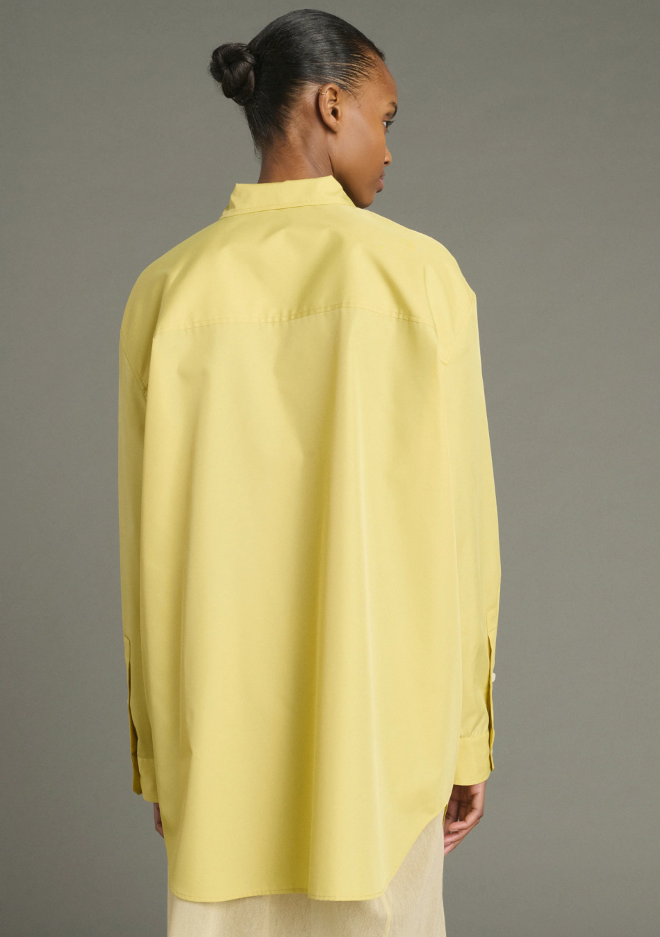 SOEUR es una marca francesa de moda femenina que combina elegancia, sencillez y un estilo contemporáneo