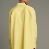 SOEUR es una marca francesa de moda femenina que combina elegancia, sencillez y un estilo contemporáneo