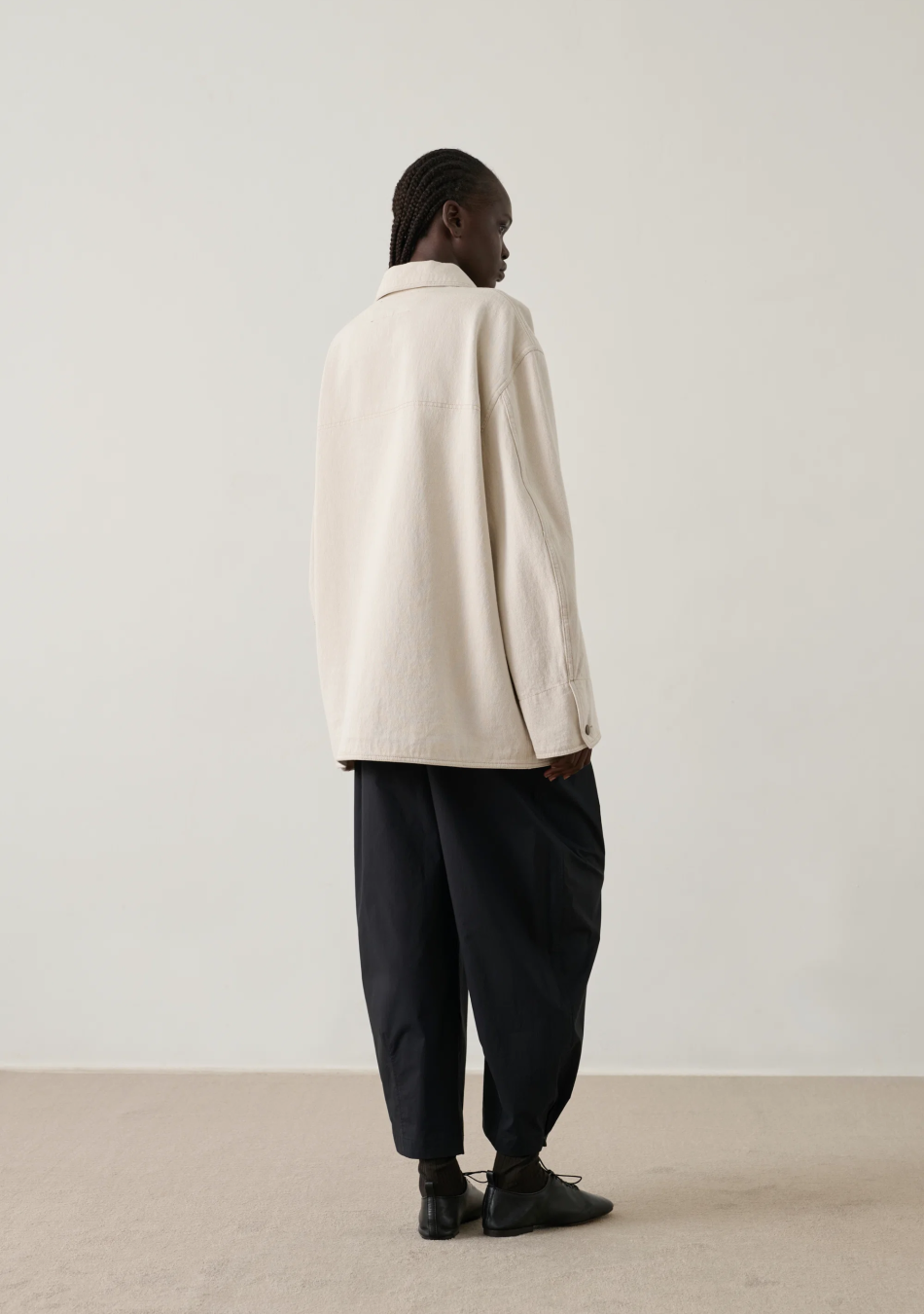SOEUR es una marca francesa de moda femenina que combina elegancia, sencillez y un estilo contemporáneo