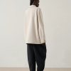 SOEUR es una marca francesa de moda femenina que combina elegancia, sencillez y un estilo contemporáneo