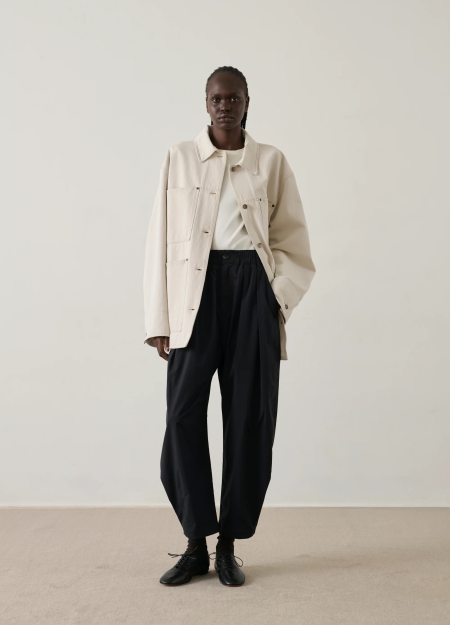 SOEUR es una marca francesa de moda femenina que combina elegancia, sencillez y un estilo contemporáneo