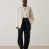 SOEUR es una marca francesa de moda femenina que combina elegancia, sencillez y un estilo contemporáneo