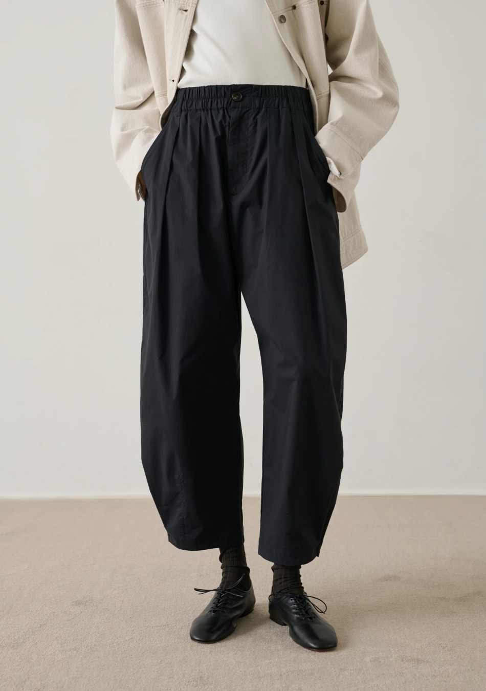 SOEUR es una marca francesa de moda femenina que combina elegancia, sencillez y un estilo contemporáneo