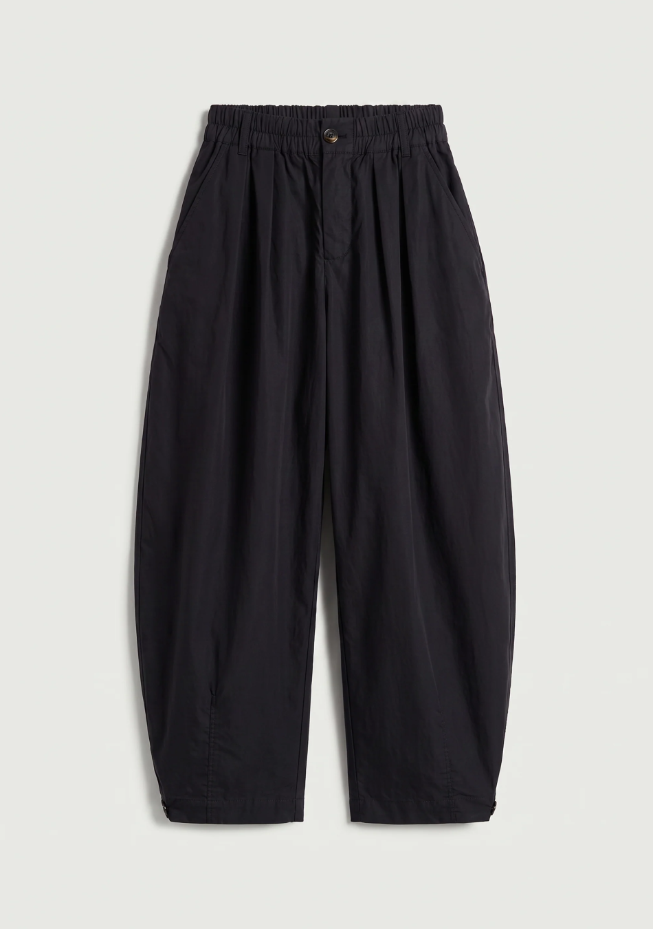 SOEUR es una marca francesa de moda femenina que combina elegancia, sencillez y un estilo contemporáneo