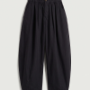 SOEUR es una marca francesa de moda femenina que combina elegancia, sencillez y un estilo contemporáneo