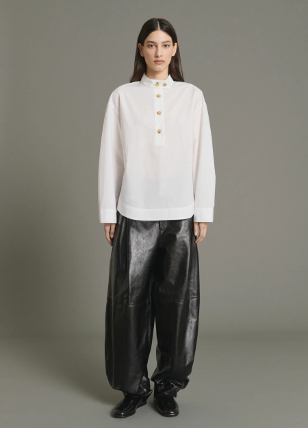 SOEUR es una marca francesa de moda femenina que combina elegancia, sencillez y un estilo contemporáneo