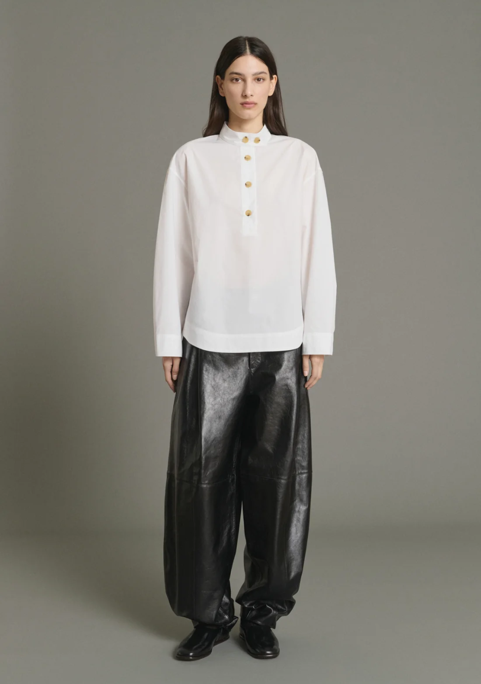 SOEUR es una marca francesa de moda femenina que combina elegancia, sencillez y un estilo contemporáneo