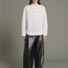 SOEUR es una marca francesa de moda femenina que combina elegancia, sencillez y un estilo contemporáneo