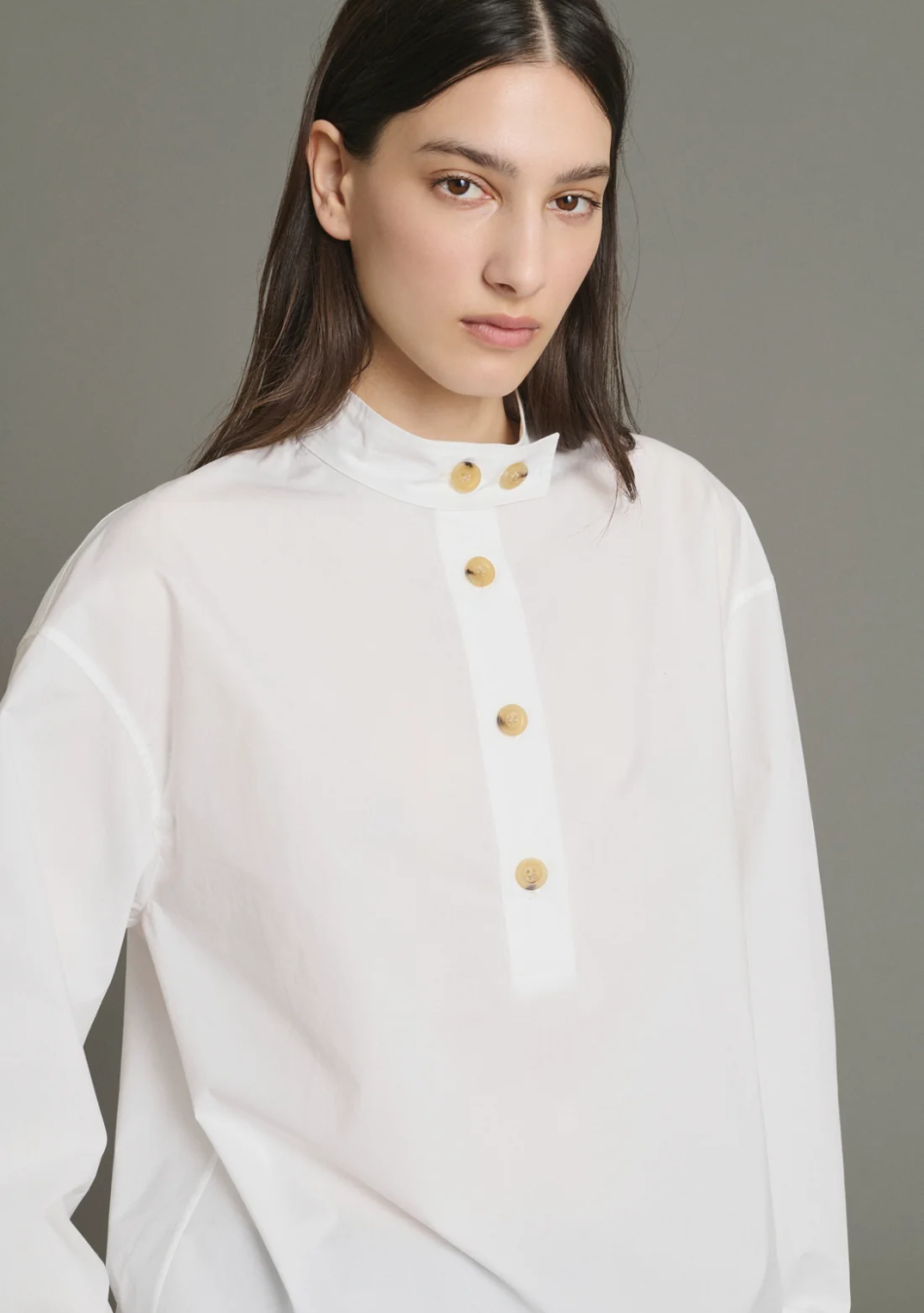 SOEUR es una marca francesa de moda femenina que combina elegancia, sencillez y un estilo contemporáneo