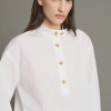 SOEUR es una marca francesa de moda femenina que combina elegancia, sencillez y un estilo contemporáneo