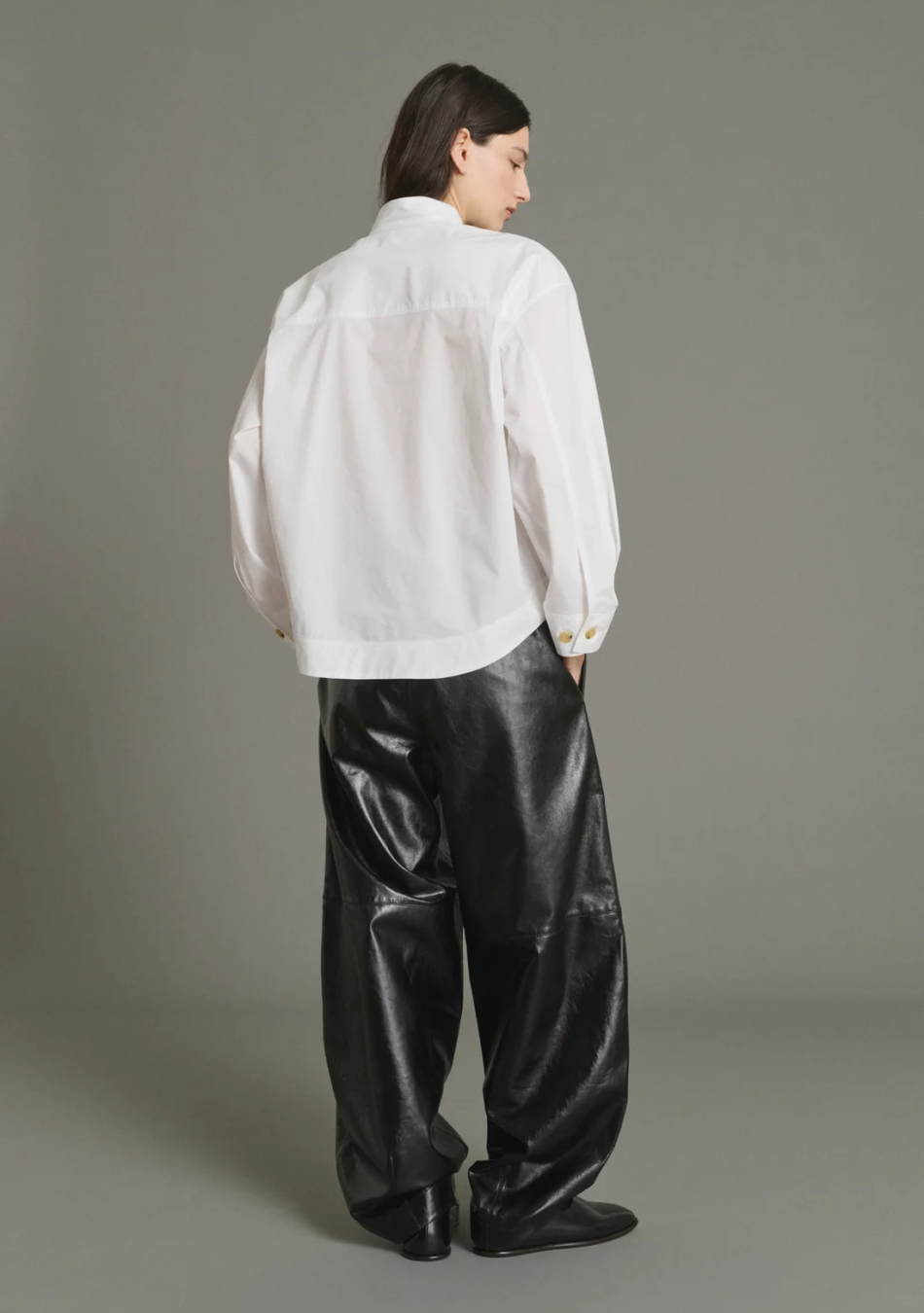 SOEUR es una marca francesa de moda femenina que combina elegancia, sencillez y un estilo contemporáneo