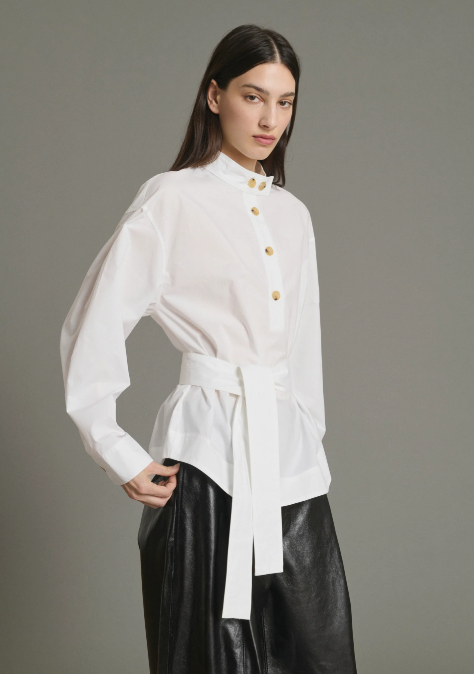 SOEUR es una marca francesa de moda femenina que combina elegancia, sencillez y un estilo contemporáneo