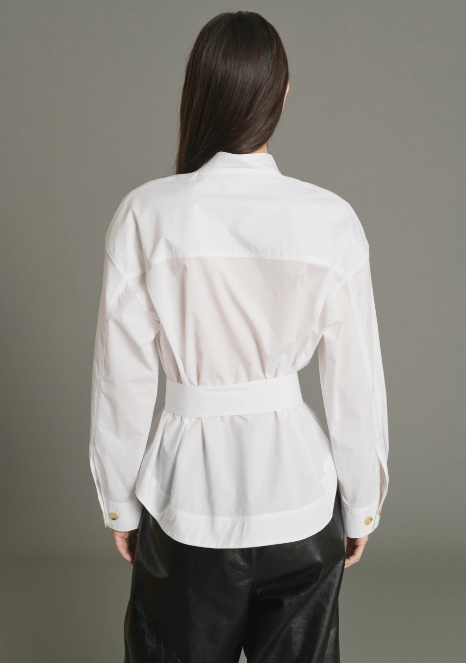 SOEUR es una marca francesa de moda femenina que combina elegancia, sencillez y un estilo contemporáneo