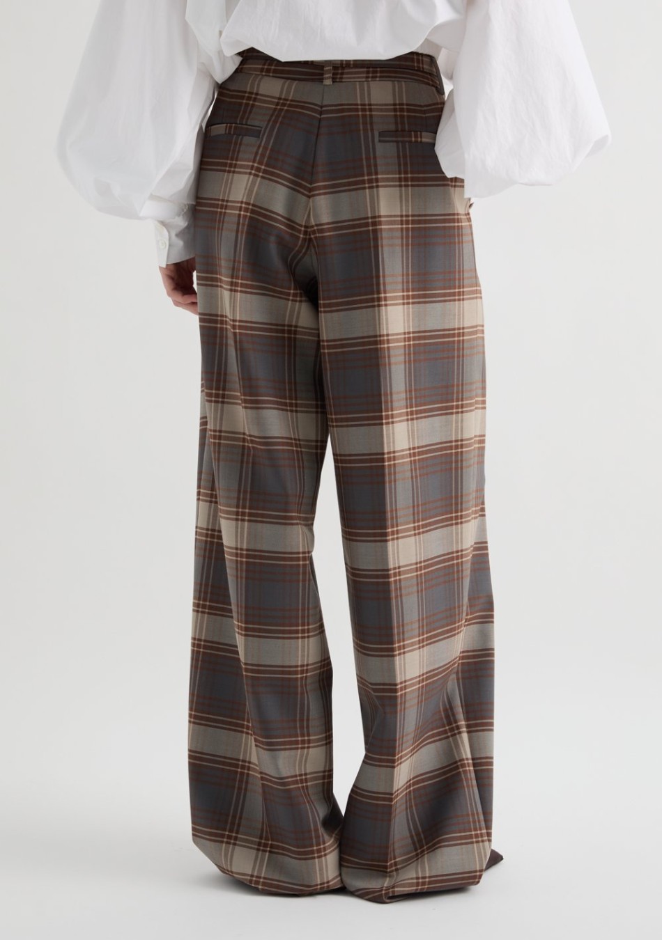 MEI MEIJ marca de prendas elegantes, femeninas y fabricadas con tejidos de alta calidad que combinan diseño italiano, comodidad