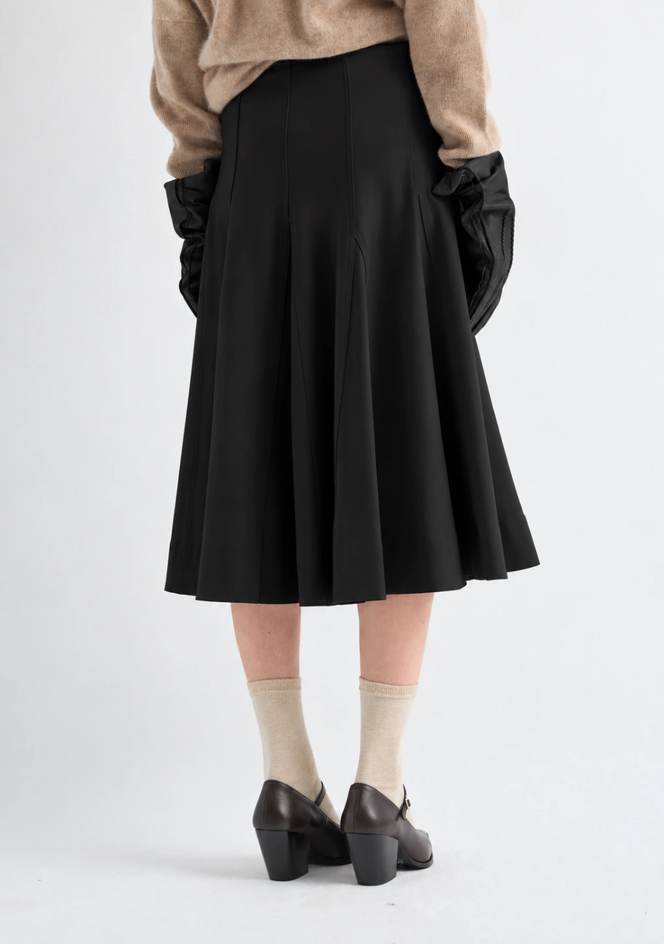 MMEIMEIJ marca de prendas elegantes, femeninas y fabricadas con tejidos de alta calidad que combinan diseño italiano, comodidad