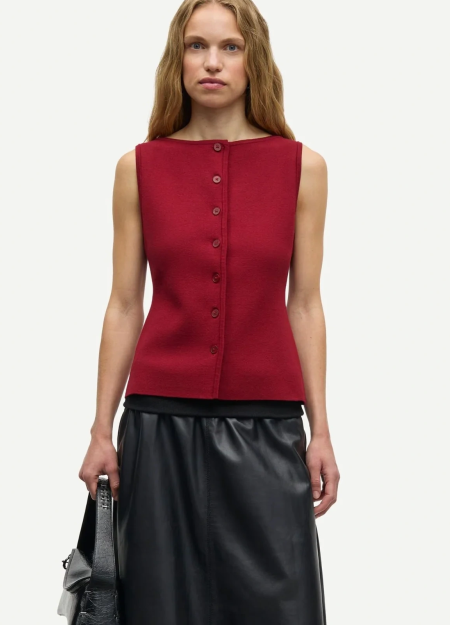 SAMSOE SAMSOE marca de moda escandinava con un diseño contemporáneo y minimalista.