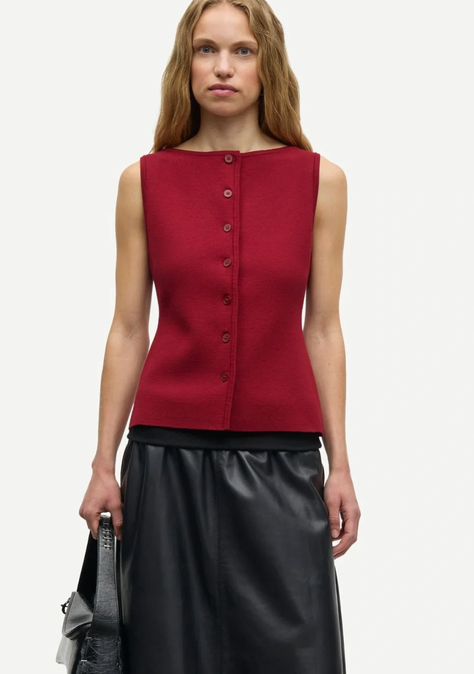 SAMSOE SAMSOE marca de moda escandinava con un diseño contemporáneo y minimalista.