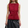 SAMSOE SAMSOE marca de moda escandinava con un diseño contemporáneo y minimalista.