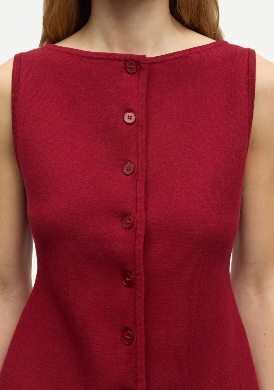 SAMSOE SAMSOE marca de moda escandinava con un diseño contemporáneo y minimalista.