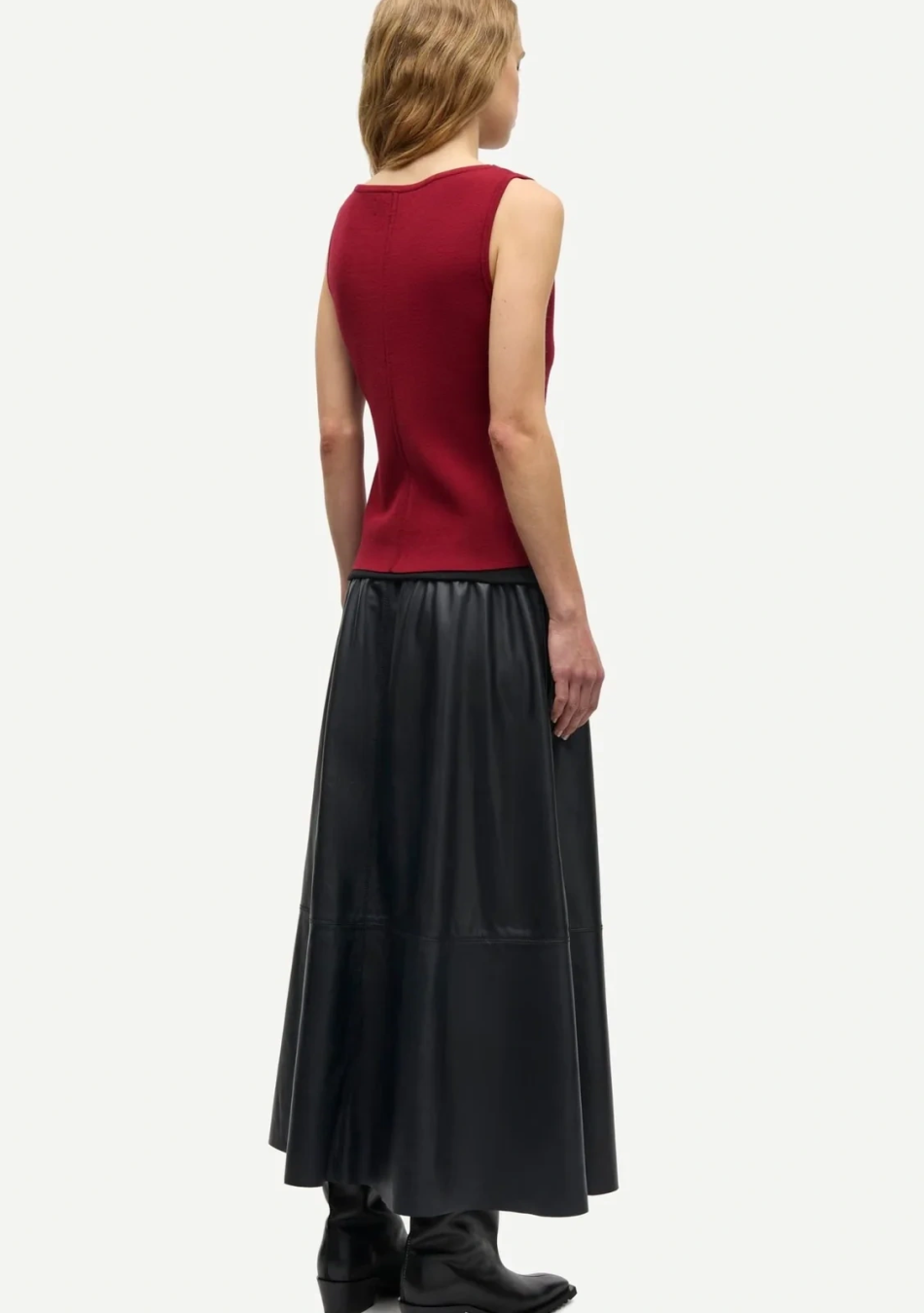 SAMSOE SAMSOE marca de moda escandinava con un diseño contemporáneo y minimalista.