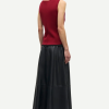 SAMSOE SAMSOE marca de moda escandinava con un diseño contemporáneo y minimalista.