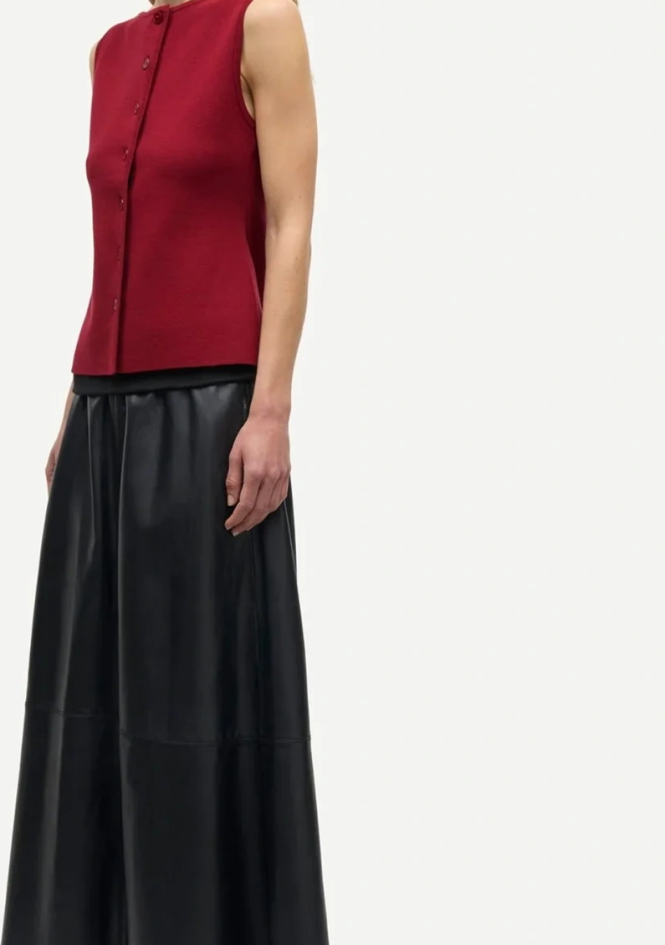 SAMSOE SAMSOE marca de moda escandinava con un diseño contemporáneo y minimalista.