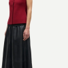 SAMSOE SAMSOE marca de moda escandinava con un diseño contemporáneo y minimalista.