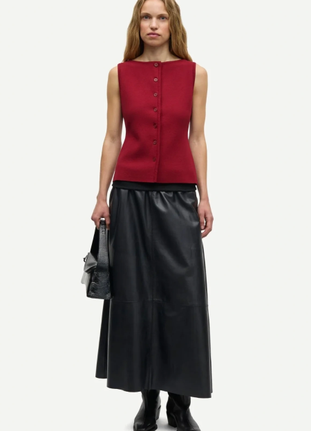 SAMSOE SAMSOE marca de moda escandinava con un diseño contemporáneo y minimalista. 2