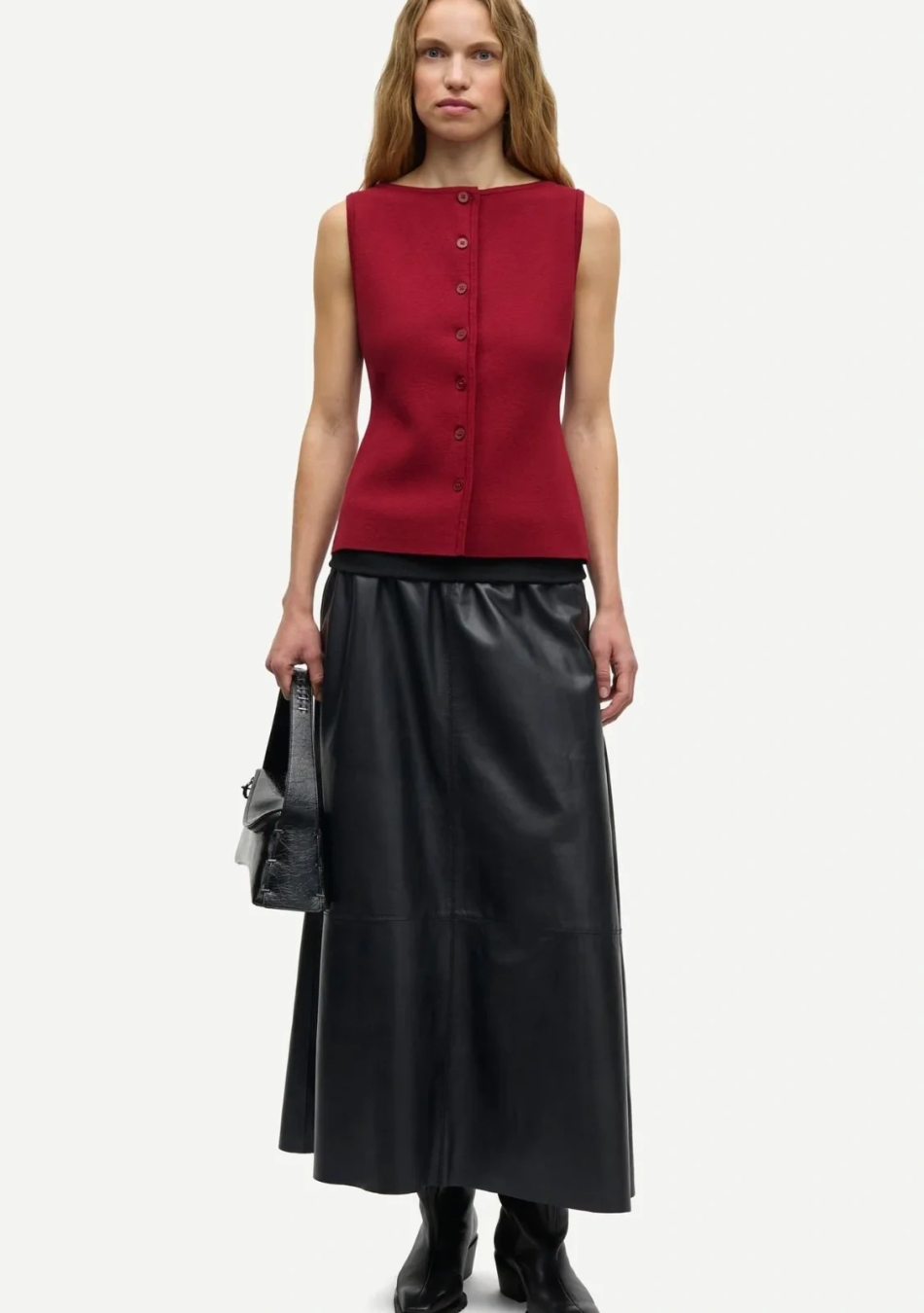 SAMSOE SAMSOE marca de moda escandinava con un diseño contemporáneo y minimalista.