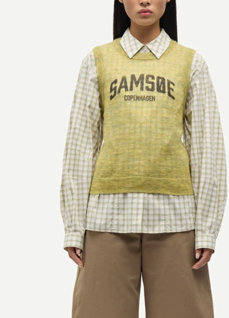 SAMSOE SAMSOE marca de moda escandinava con un diseño contemporáneo y minimalista.