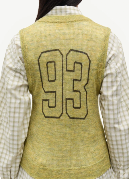 SAMSOE SAMSOE marca de moda escandinava con un diseño contemporáneo y minimalista. 2