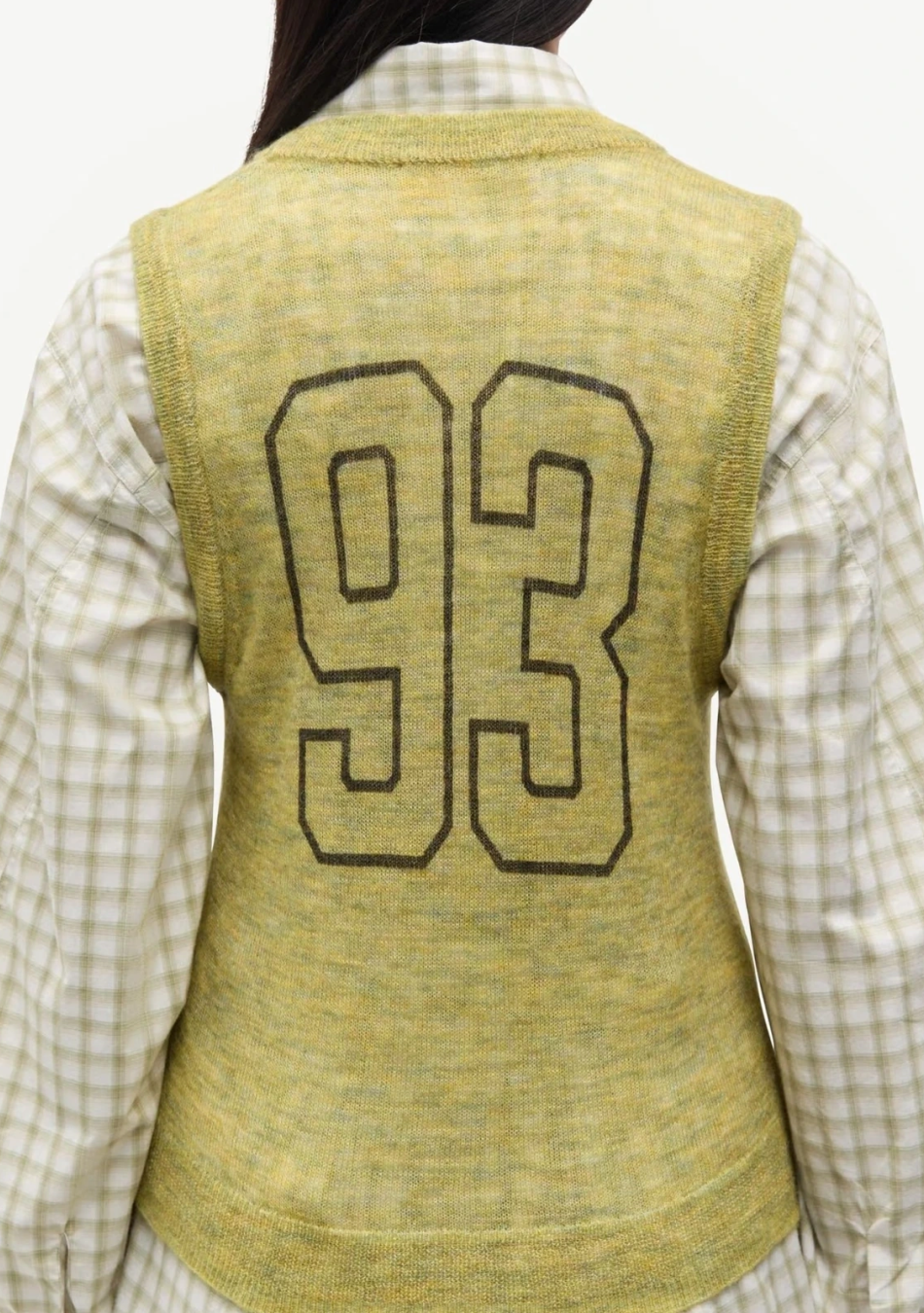 SAMSOE SAMSOE marca de moda escandinava con un diseño contemporáneo y minimalista.