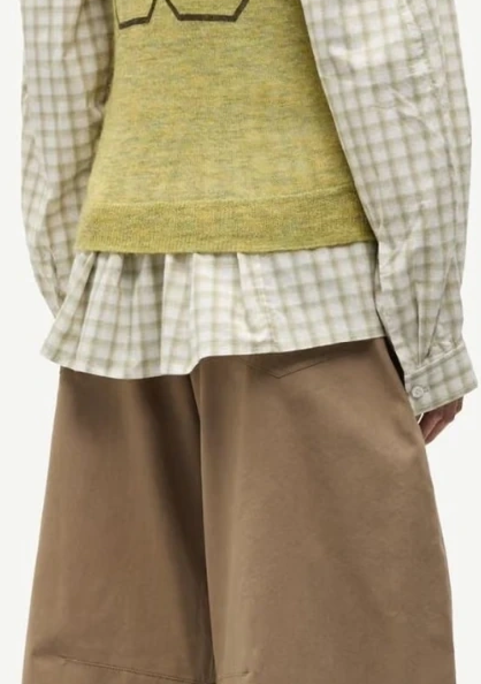 SAMSOE SAMSOE marca de moda escandinava con un diseño contemporáneo y minimalista.
