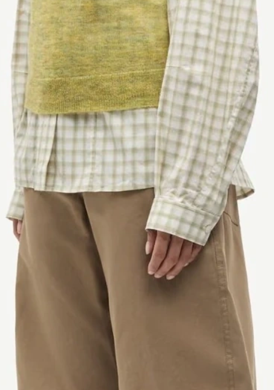 SAMSOE SAMSOE marca de moda escandinava con un diseño contemporáneo y minimalista.