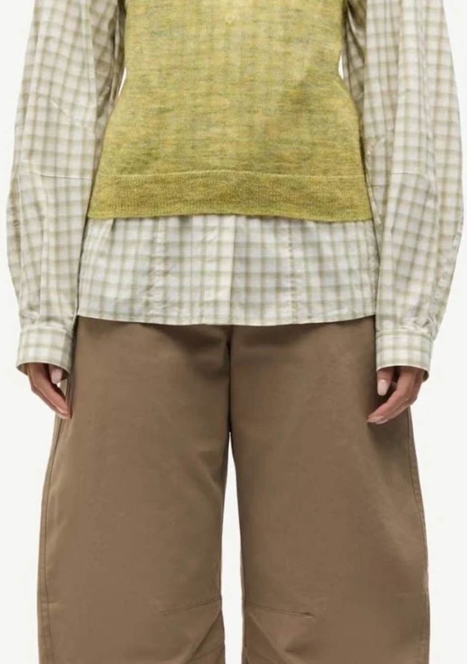 SAMSOE SAMSOE marca de moda escandinava con un diseño contemporáneo y minimalista.