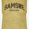 SAMSOE SAMSOE marca de moda escandinava con un diseño contemporáneo y minimalista.