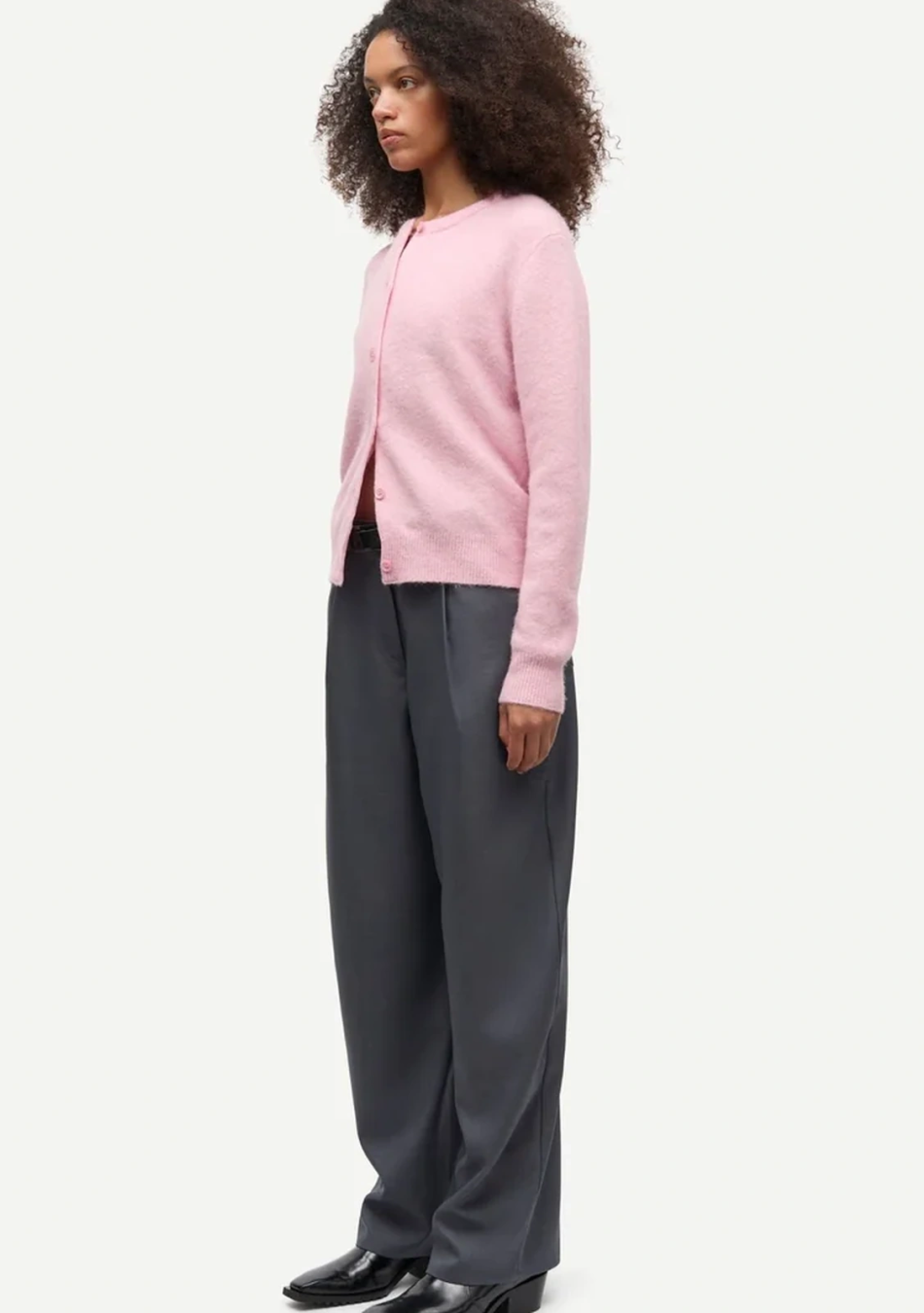 SAMSOE SAMSOE marca de moda escandinava con un diseño contemporáneo y minimalista.