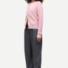 SAMSOE SAMSOE marca de moda escandinava con un diseño contemporáneo y minimalista.